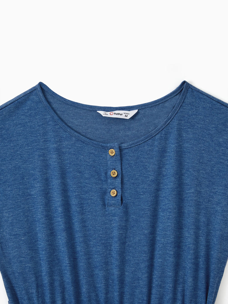 Tenue décontractée et douce assortie pour toute la famille : robes jusqu'au genou, boutons sur le devant, ceinture bleue