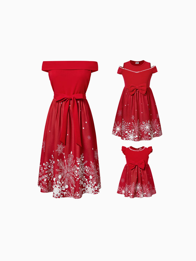 Robe rouge sans manches à épaules dénudées et à imprimé flocons de neige pour maman et moi