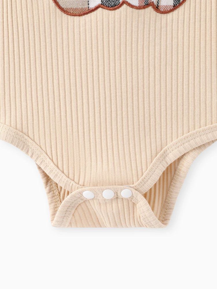 Baby Mädchen 3pcs Bär Stil bestickter gerüschter Strampler und karierter Rock mit Stirnband Set Beige