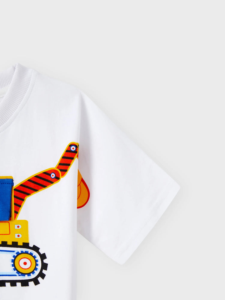 Conjunto de 2 piezas de pantalones cortos vaqueros con diseño de bolsillo y camiseta con estampado de vehículo para niño pequeño, color blanco