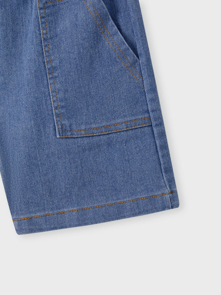 Conjunto de 2 piezas de pantalones cortos vaqueros con diseño de bolsillo y camiseta con estampado de vehículo para niño pequeño, color blanco