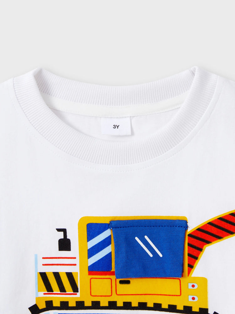 Conjunto de 2 piezas de pantalones cortos vaqueros con diseño de bolsillo y camiseta con estampado de vehículo para niño pequeño, color blanco