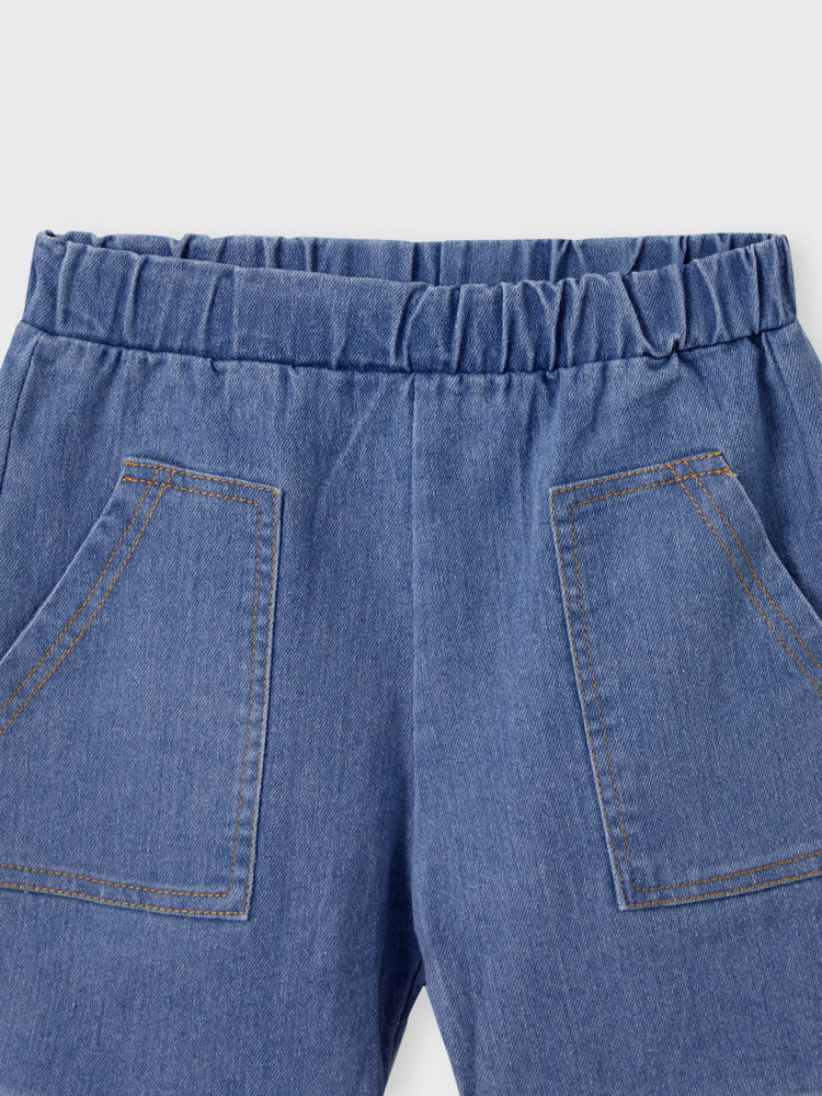 Conjunto de 2 piezas de pantalones cortos vaqueros con diseño de bolsillo y camiseta con estampado de vehículo para niño pequeño, color blanco