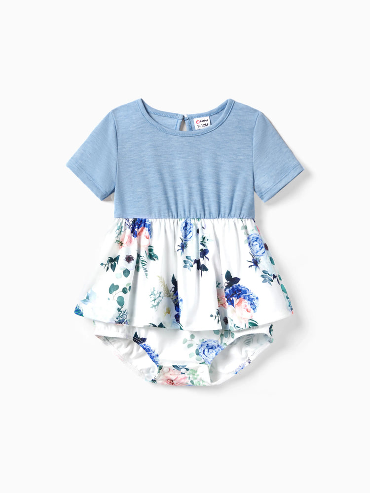 Ensemble familial assorti composé d'un t-shirt à imprimé floral et d'une robe trapèze à ceinture boutonnée et à volants bleu ciel clair
