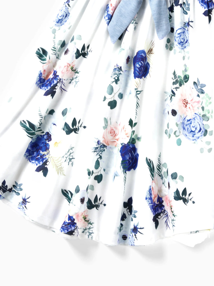 Ensemble familial assorti composé d'un t-shirt à imprimé floral et d'une robe trapèze à ceinture boutonnée et à volants bleu ciel clair