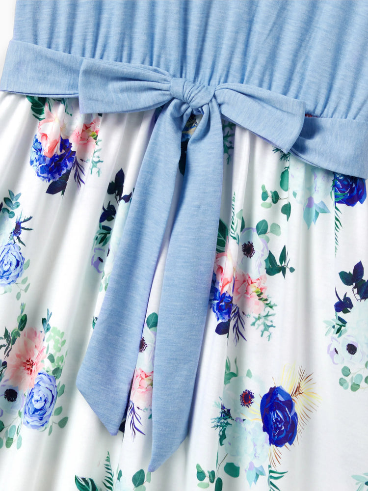 Ensemble familial assorti composé d'un t-shirt à imprimé floral et d'une robe trapèze à ceinture boutonnée et à volants bleu ciel clair