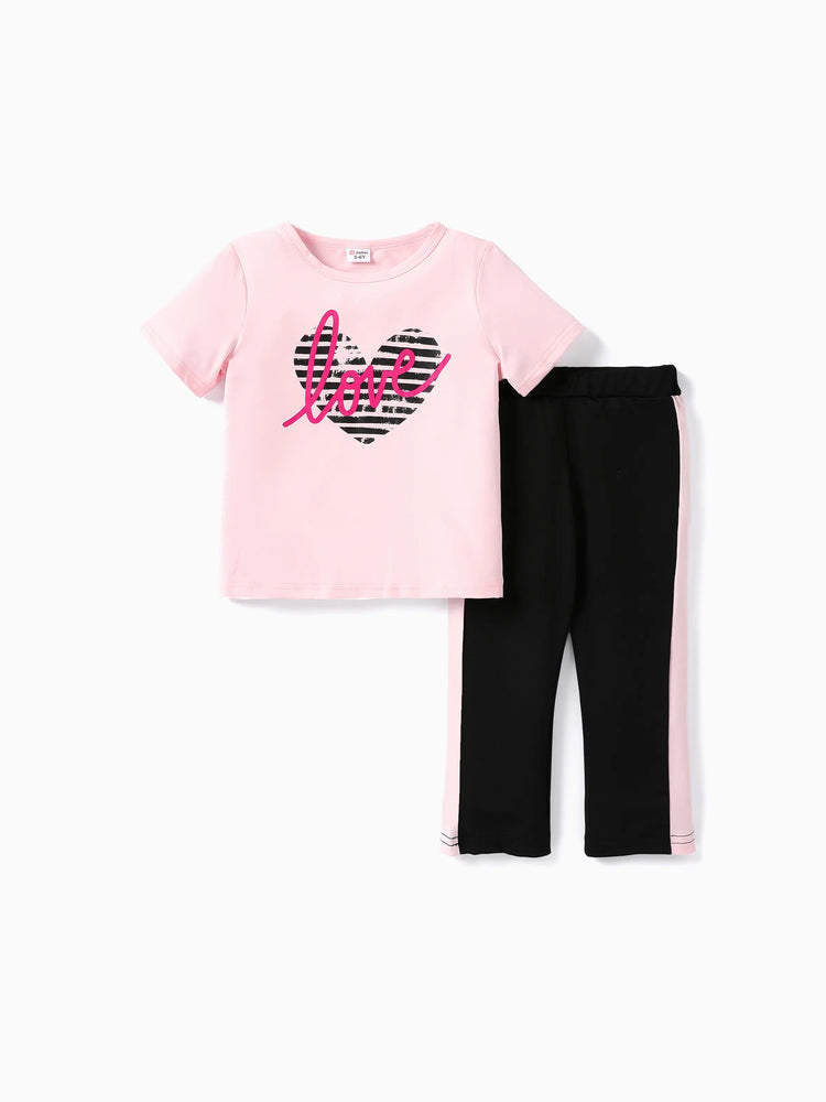 2-teiliges T-Shirt mit Buchstaben-Herz-Aufdruck in Rosa für Kinder und Mädchen im Set mit Capri-Hosen in Farbblock-Optik rosa