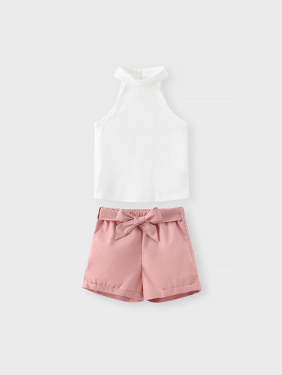 Conjunto de 2 piezas de camiseta sin mangas con cuello halter acanalado y pantalones cortos con cinturón para niña pequeña, color blanco