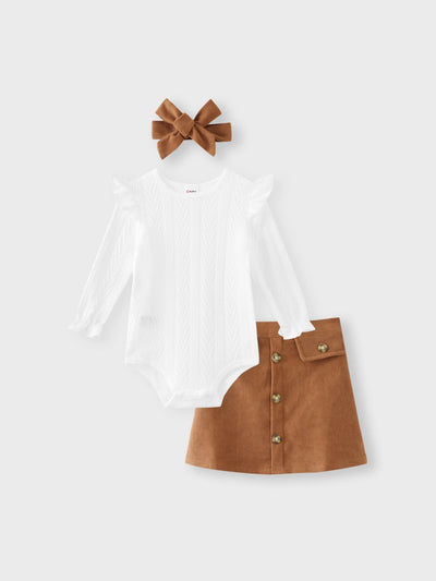 Ensemble 3 pièces pour bébé fille : pull blanc texturé à volants, jupe marron à boutons et bandeau marron
