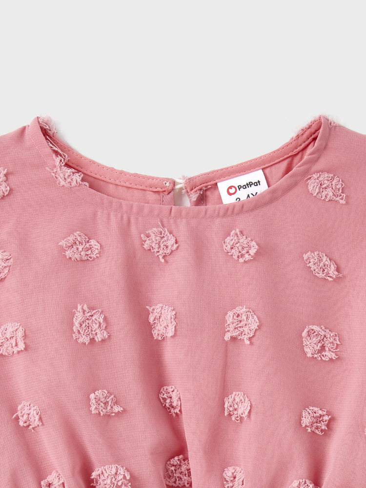 Ensemble familial assorti rose uni à col polo et manches courtes ou robe ceinturée à manches volantées rose