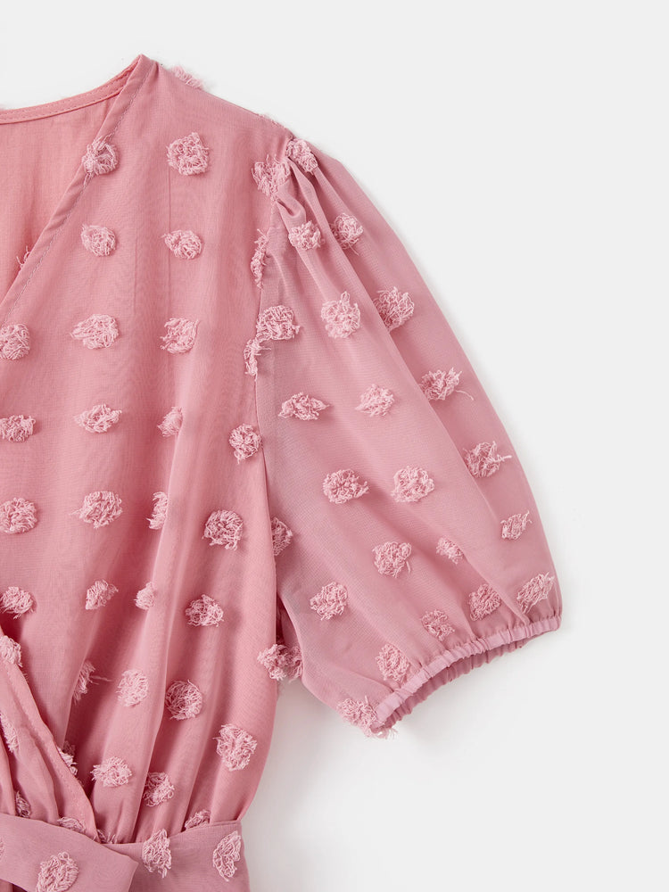 Ensemble familial assorti rose uni à col polo et manches courtes ou robe ceinturée à manches volantées rose