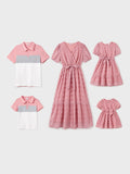 Ensemble familial assorti rose uni à col polo et manches courtes ou robe ceinturée à manches volantées rose