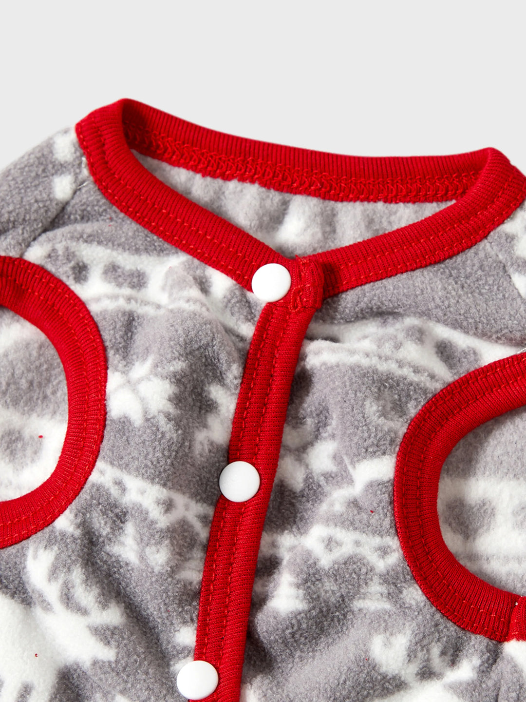 Weihnachtliche Familienpartner-Lettering Bestickte Langarm-Kapuzen-Fleece-Pyjama-Sets mit Weihnachtssocken Weiß