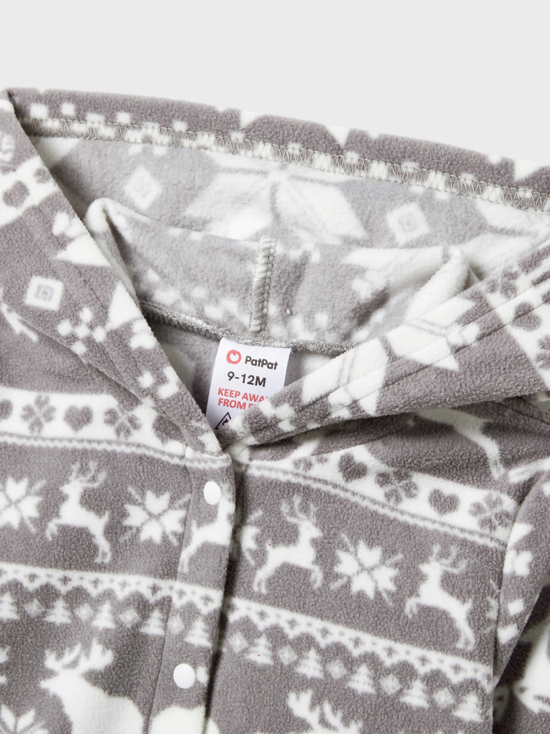 Weihnachtliche Familienpartner-Lettering Bestickte Langarm-Kapuzen-Fleece-Pyjama-Sets mit Weihnachtssocken Weiß