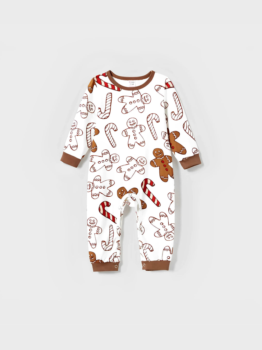 Pijama familiar navideño a juego con letras y hombrecito de jengibre, de manga larga, con calcetines navideños en color caqui.