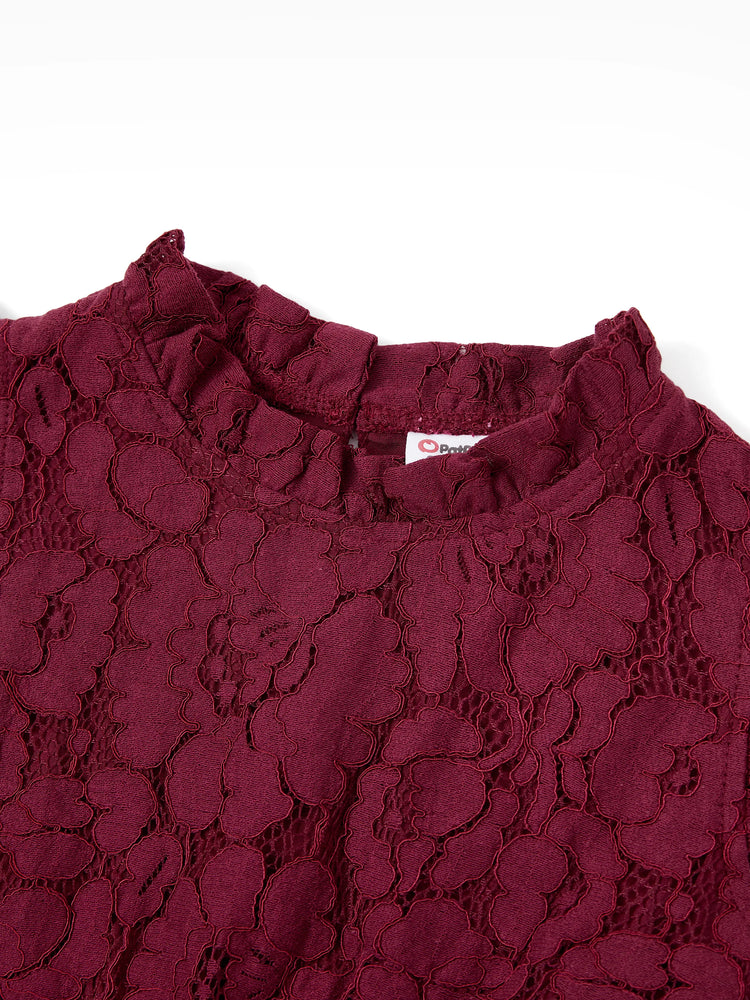 Ensembles familiaux assortis : chemise à carreaux ou robe trapèze à manches volantées en dentelle bordeaux