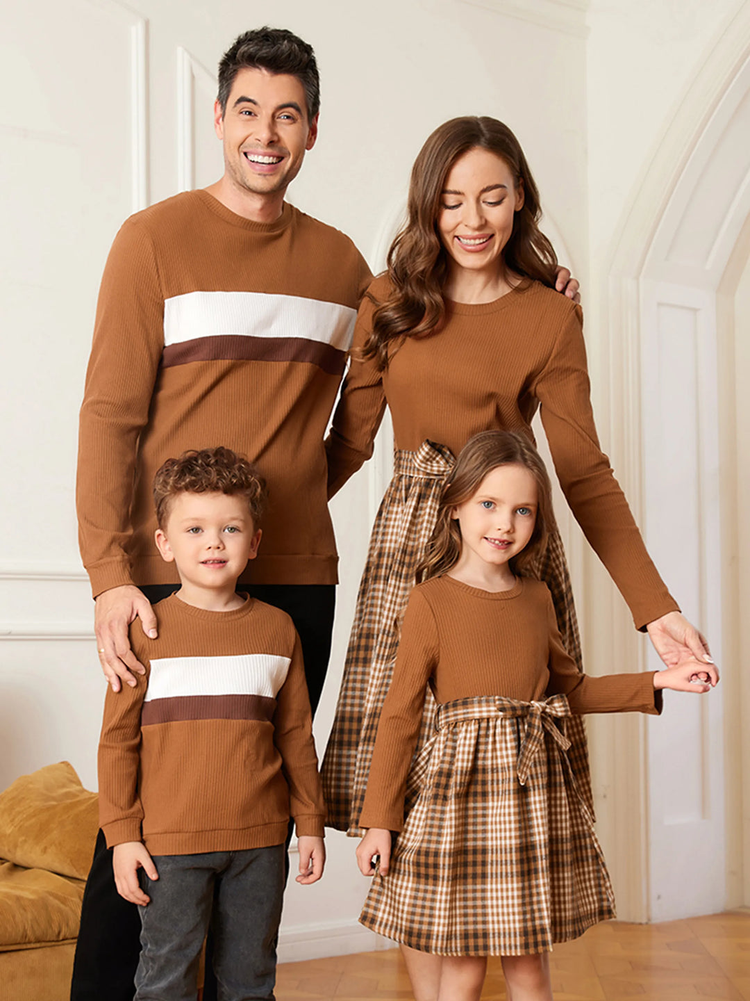 Ensemble familial assorti : robes à carreaux côtelés avec ceinture et hauts à manches longues colorblock couleur café