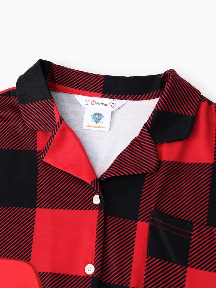 Pijama familiar navideño a juego de la Patrulla Canina a cuadros rojos con estampado de Chase, Marshall, Skye y Rubble, con calcetines navideños