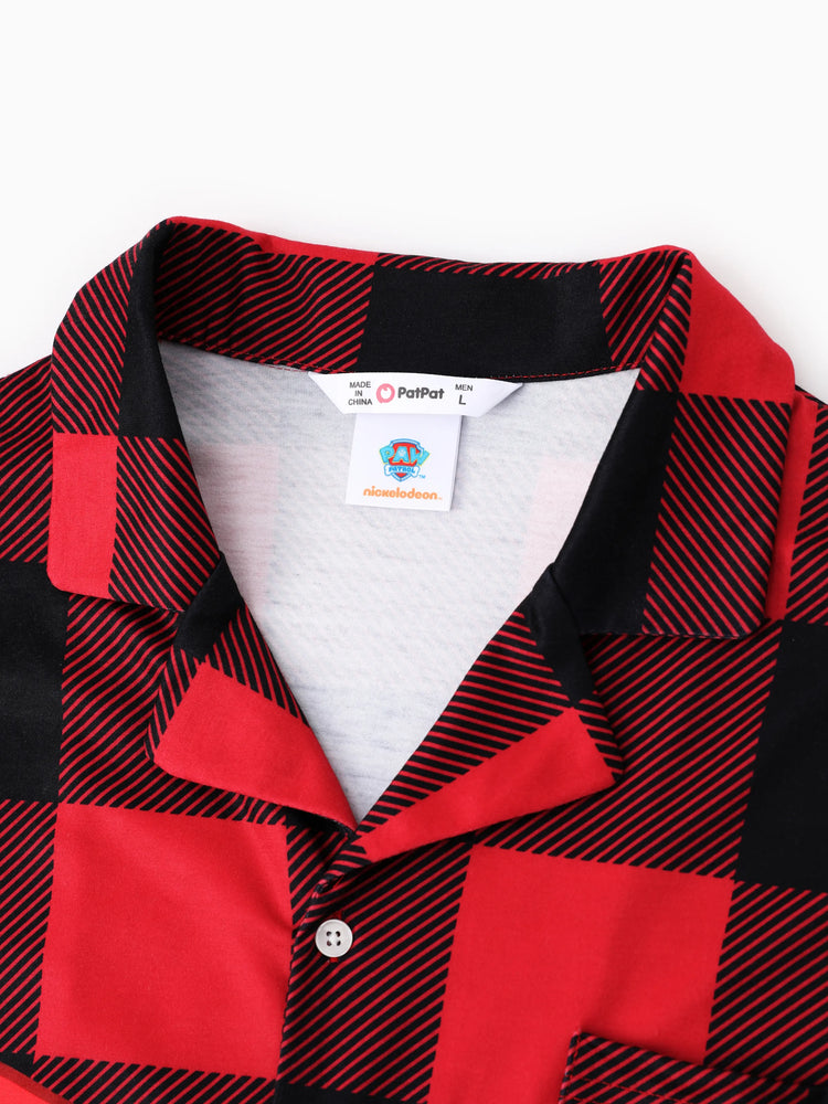 Pijama familiar navideño a juego de la Patrulla Canina a cuadros rojos con estampado de Chase, Marshall, Skye y Rubble, con calcetines navideños