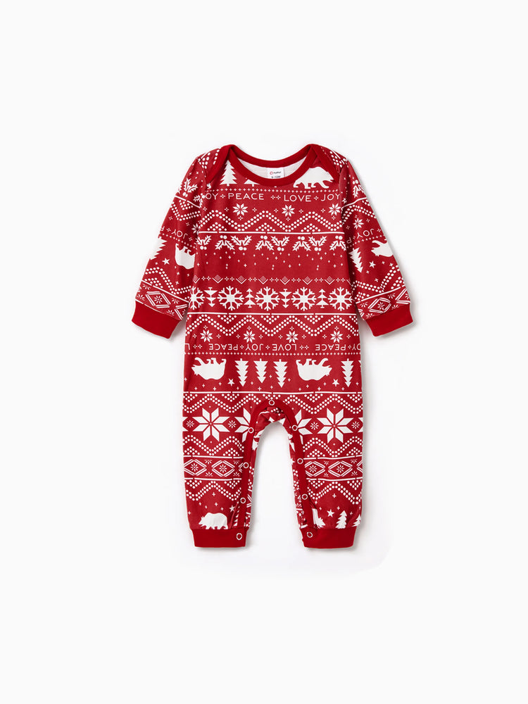 Ensemble pyjama familial assorti à imprimé traditionnel de Noël avec chaussettes de Noël rouges