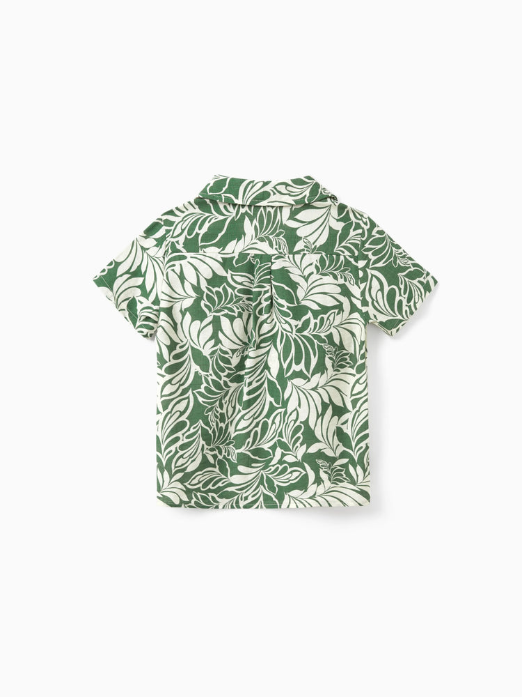 Ensemble familial assorti chemise à manches courtes ou robe dos nu à imprimé feuilles vert
