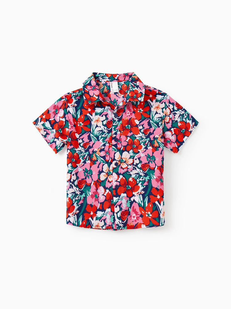 Ensemble familial assorti avec chemise à manches courtes à imprimé floral ou robe smockée à épaules dénudées, bleu foncé