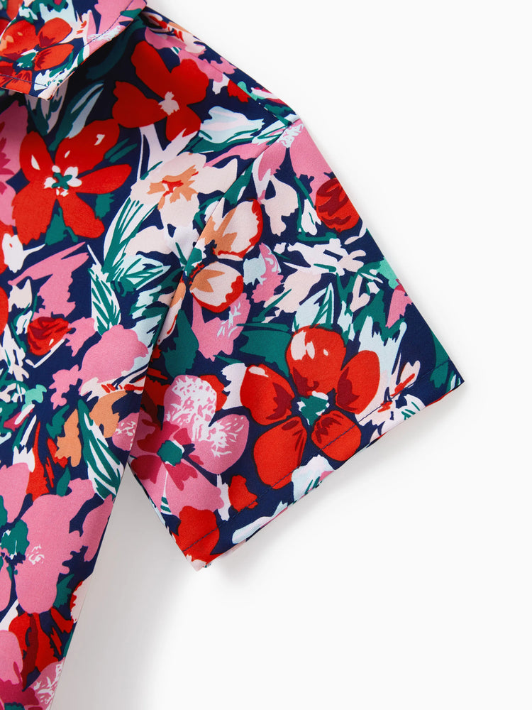 Ensemble familial assorti avec chemise à manches courtes à imprimé floral ou robe smockée à épaules dénudées, bleu foncé