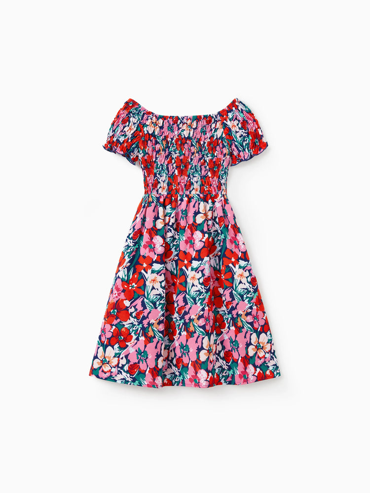 Ensemble familial assorti avec chemise à manches courtes à imprimé floral ou robe smockée à épaules dénudées, bleu foncé