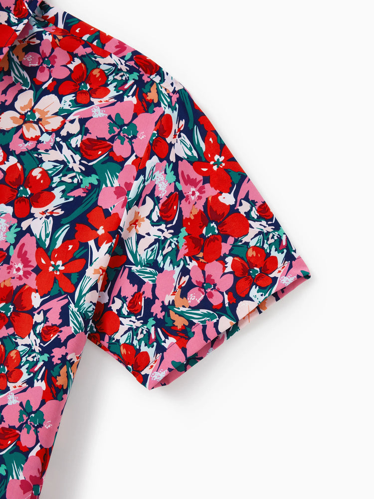 Ensemble familial assorti avec chemise à manches courtes à imprimé floral ou robe smockée à épaules dénudées, bleu foncé