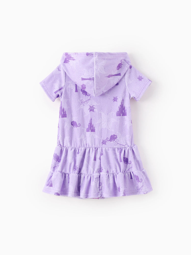 Traje de baño morado con capucha, cremallera y bajo con volantes, estampado completo del castillo de Rapunzel de princesas de Disney para niñas pequeñas/niñas