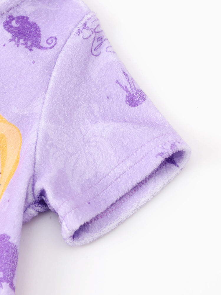 Traje de baño morado con capucha, cremallera y bajo con volantes, estampado completo del castillo de Rapunzel de princesas de Disney para niñas pequeñas/niñas