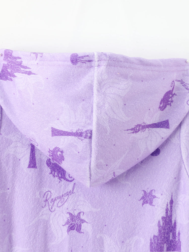 Traje de baño morado con capucha, cremallera y bajo con volantes, estampado completo del castillo de Rapunzel de princesas de Disney para niñas pequeñas/niñas