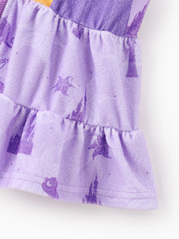 Traje de baño morado con capucha, cremallera y bajo con volantes, estampado completo del castillo de Rapunzel de princesas de Disney para niñas pequeñas/niñas
