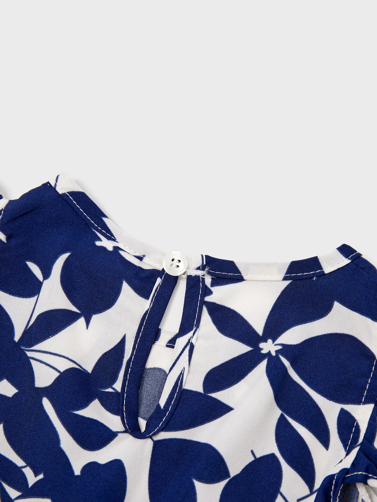 Ensemble familial assorti avec t-shirt bleu à blocs de couleurs ou robe à manches bouffantes et smocks à imprimé feuilles