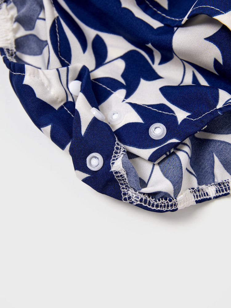 Ensemble familial assorti avec t-shirt bleu à blocs de couleurs ou robe à manches bouffantes et smocks à imprimé feuilles