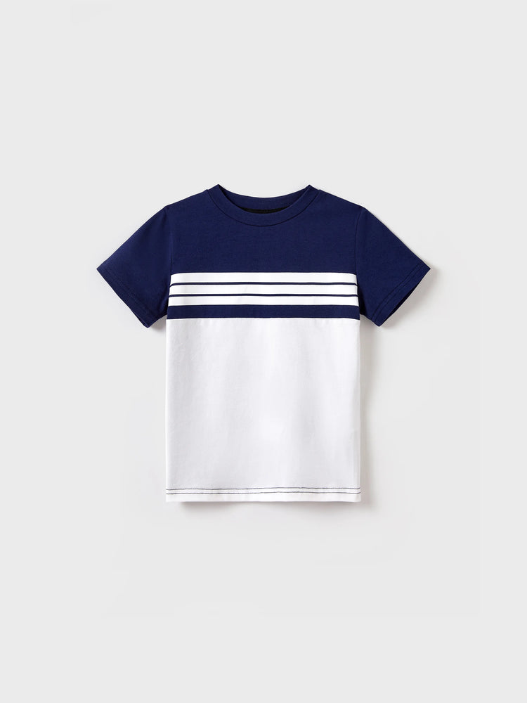 Ensemble familial assorti avec t-shirt bleu à blocs de couleurs ou robe à manches bouffantes et smocks à imprimé feuilles