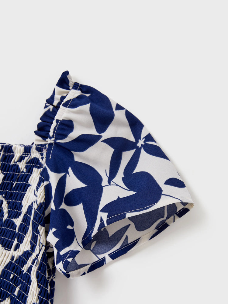 Ensemble familial assorti avec t-shirt bleu à blocs de couleurs ou robe à manches bouffantes et smocks à imprimé feuilles