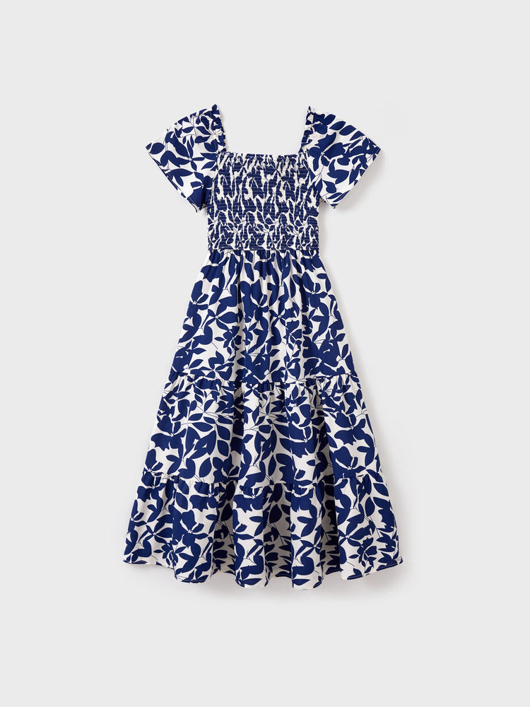 Ensemble familial assorti avec t-shirt bleu à blocs de couleurs ou robe à manches bouffantes et smocks à imprimé feuilles