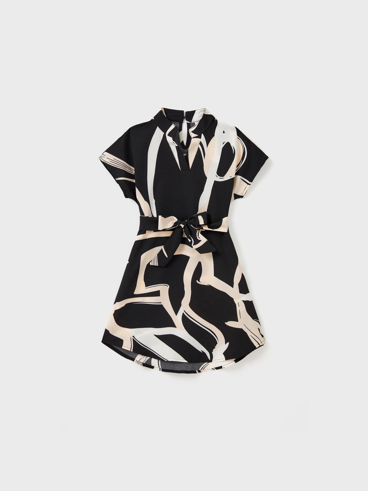 Familienpassendes Farbblock-Baumwoll-T-Shirt oder modernes Kurzarmkleid mit abstraktem Druck und Taillengürtel schwarz