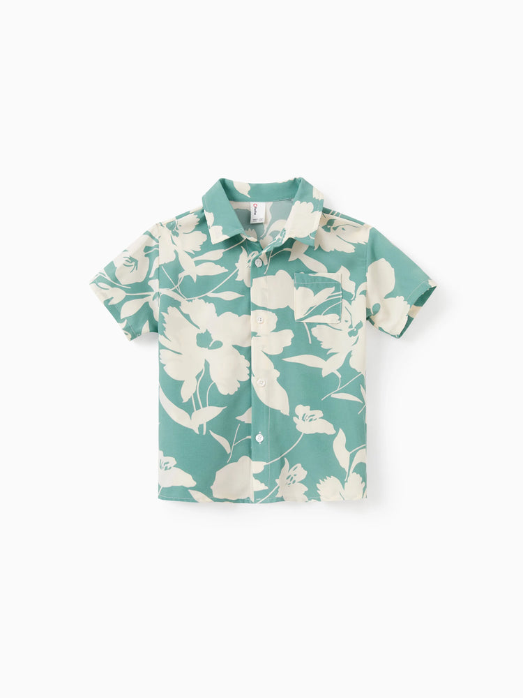 Ensemble familial assorti avec chemise à manches courtes ou robe froncée à imprimé feuilles vertes