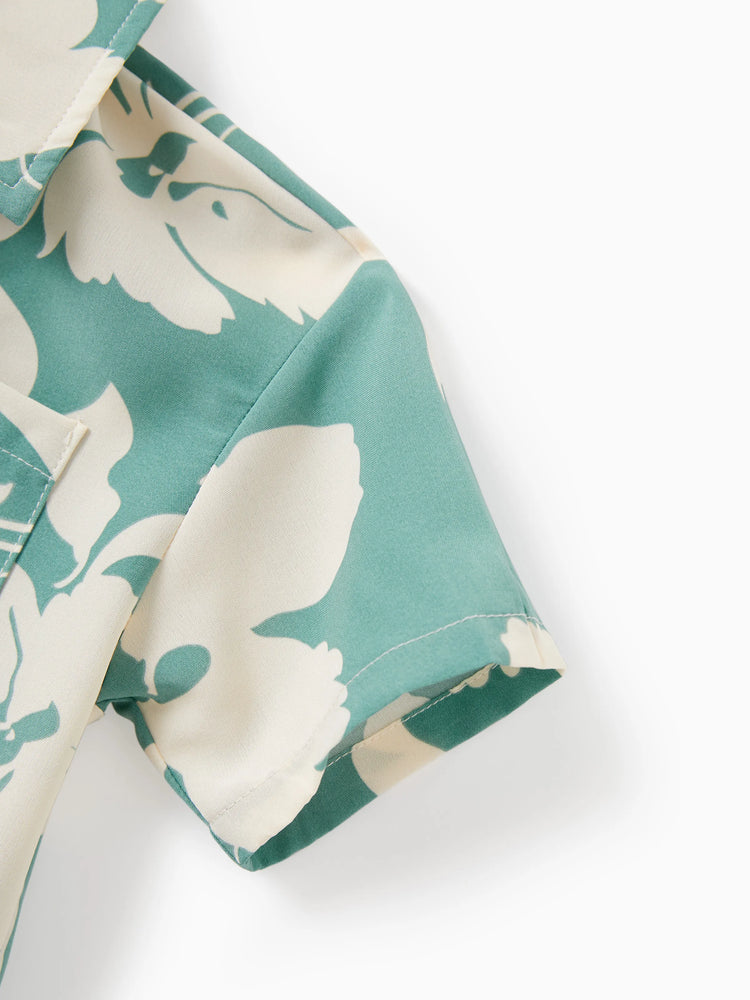 Ensemble familial assorti avec chemise à manches courtes ou robe froncée à imprimé feuilles vertes