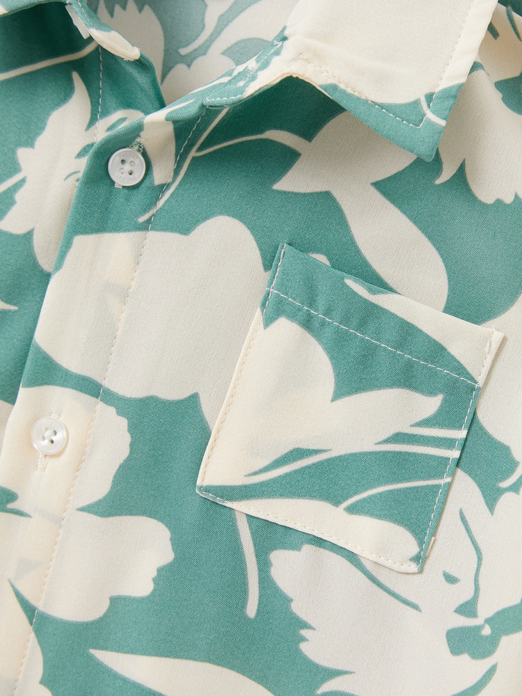 Ensemble familial assorti avec chemise à manches courtes ou robe froncée à imprimé feuilles vertes