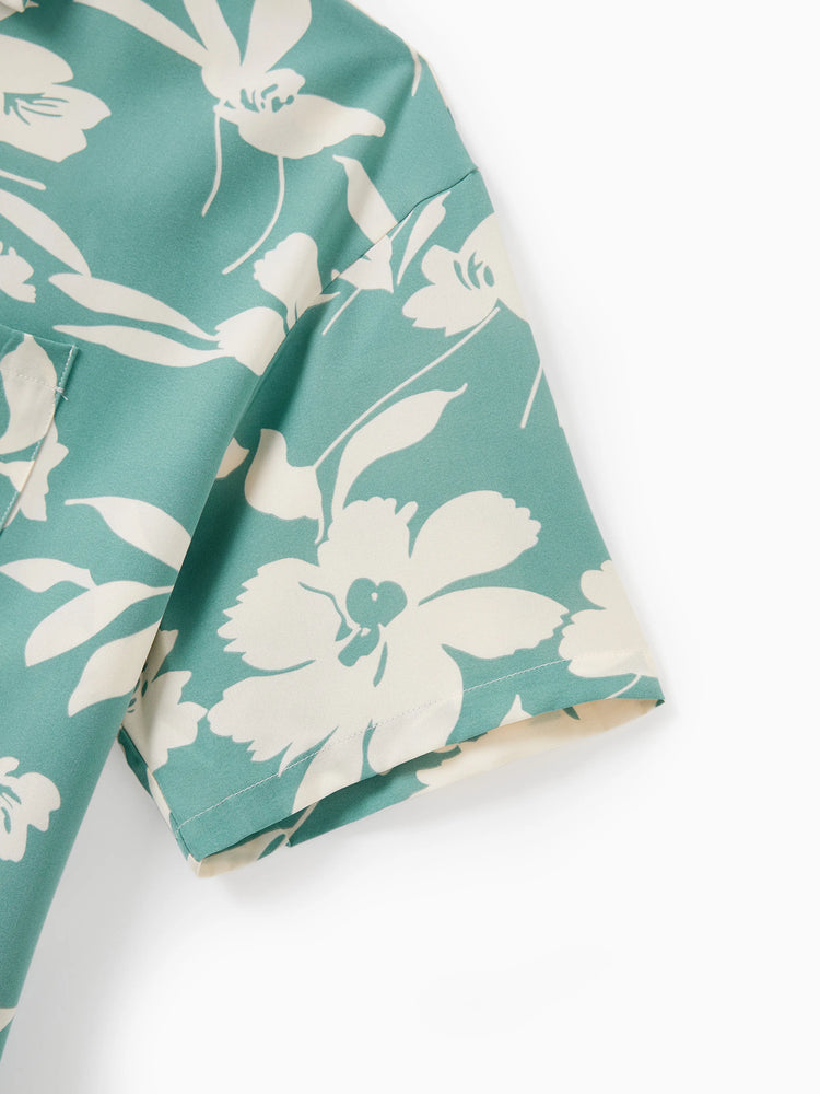 Ensemble familial assorti avec chemise à manches courtes ou robe froncée à imprimé feuilles vertes