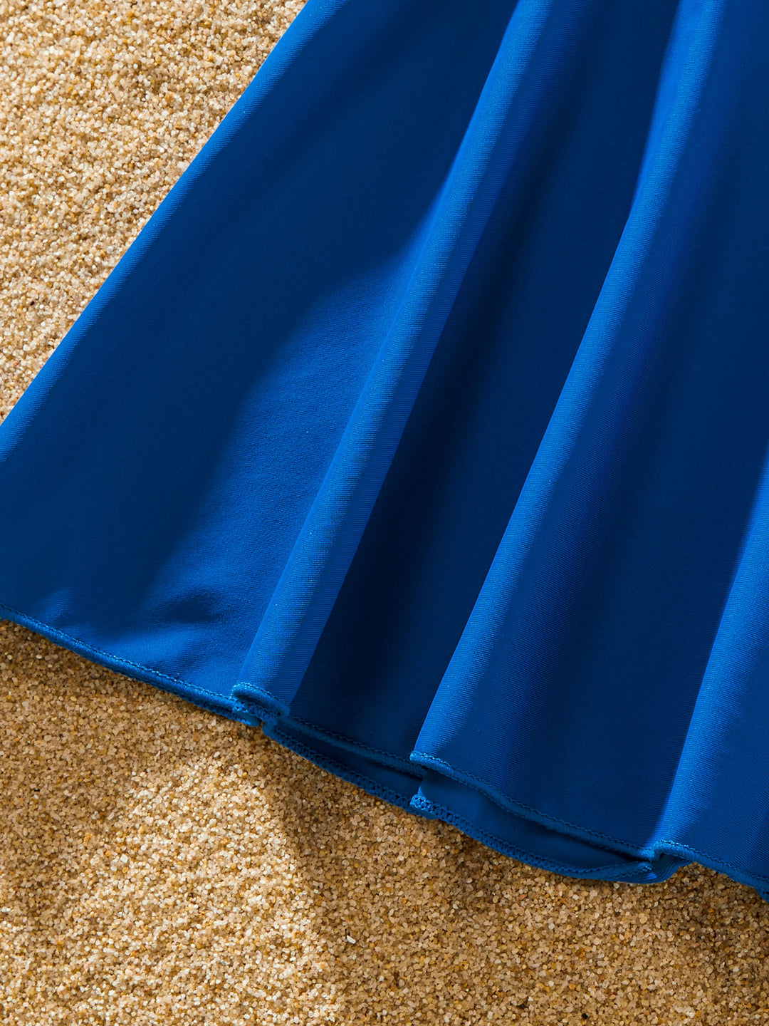 Tankini a rayas azul para mamá y niña con tirantes cruzados al frente, atado atrás y tirantes delgados Bloque de color
