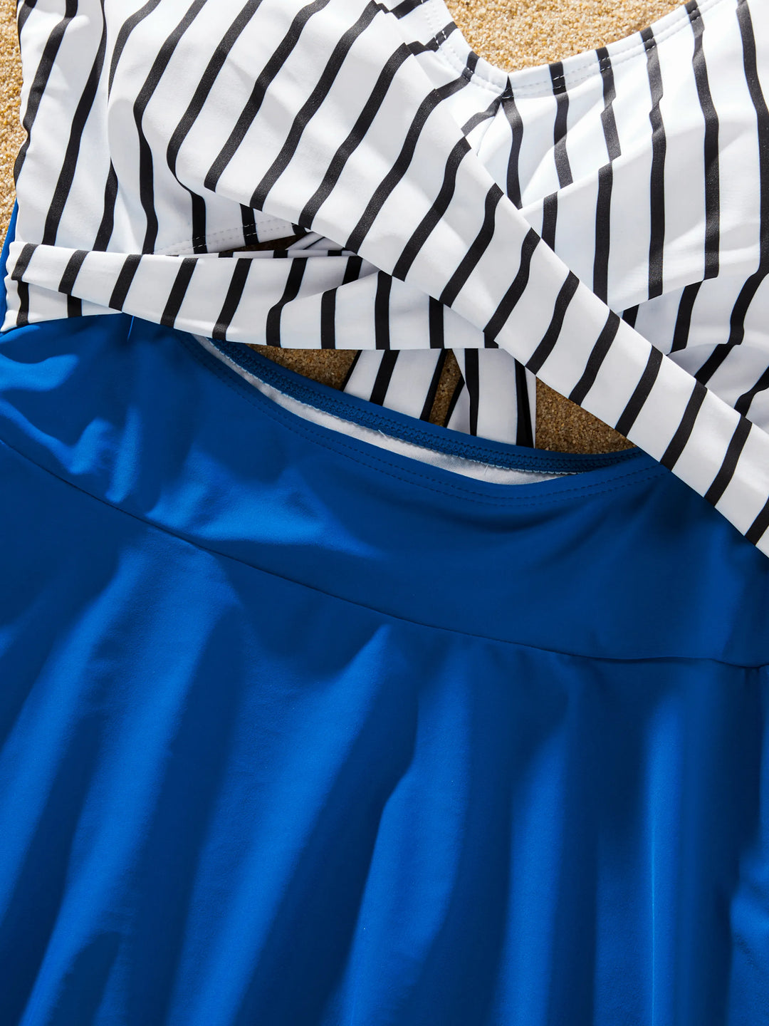Tankini a rayas azul para mamá y niña con tirantes cruzados al frente, atado atrás y tirantes delgados Bloque de color