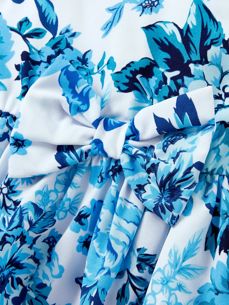 Passende Outfits für die Familie Weißes Oberteil mit Leibchen und blauer Rock mit Blumenprint oder kurzärmeliges T-Shirt mit Colorblock blau