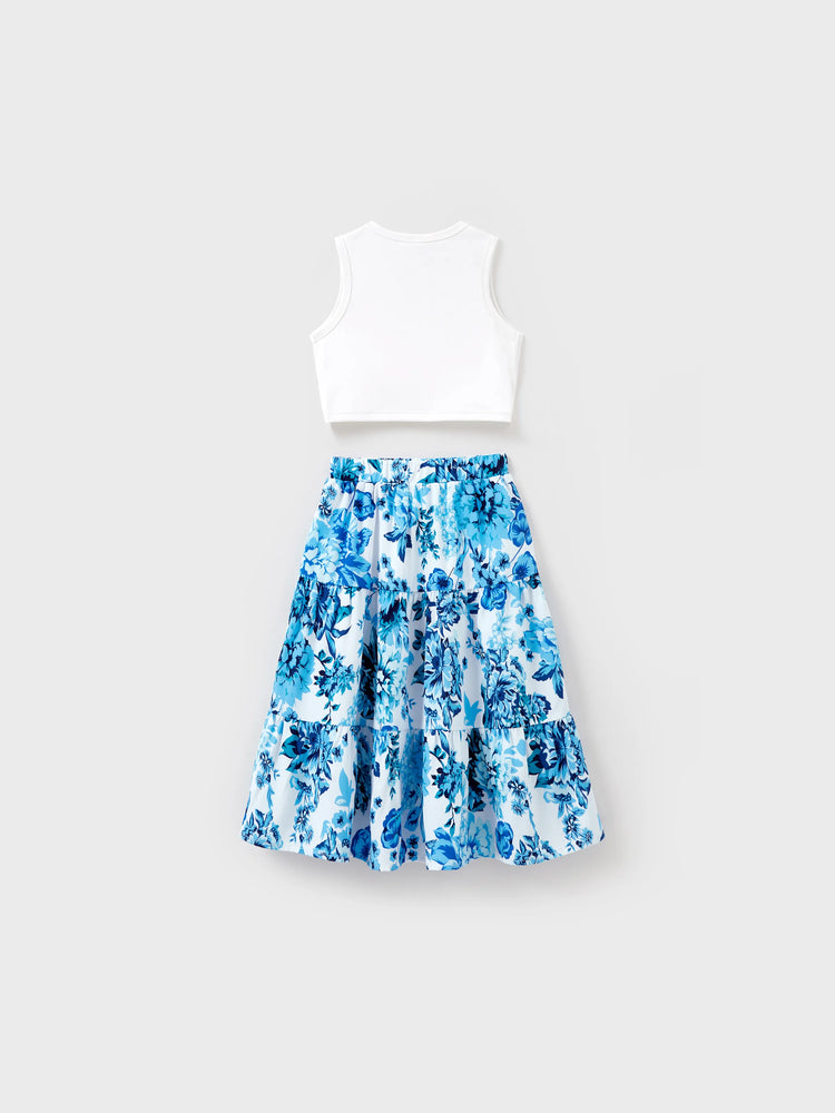 Passende Outfits für die Familie Weißes Oberteil mit Leibchen und blauer Rock mit Blumenprint oder kurzärmeliges T-Shirt mit Colorblock blau