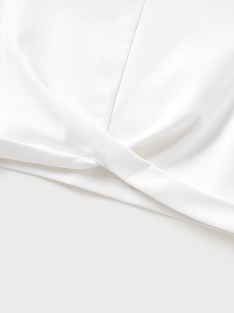 Passende Outfits für die Familie Weißes Oberteil mit Leibchen und blauer Rock mit Blumenprint oder kurzärmeliges T-Shirt mit Colorblock blau