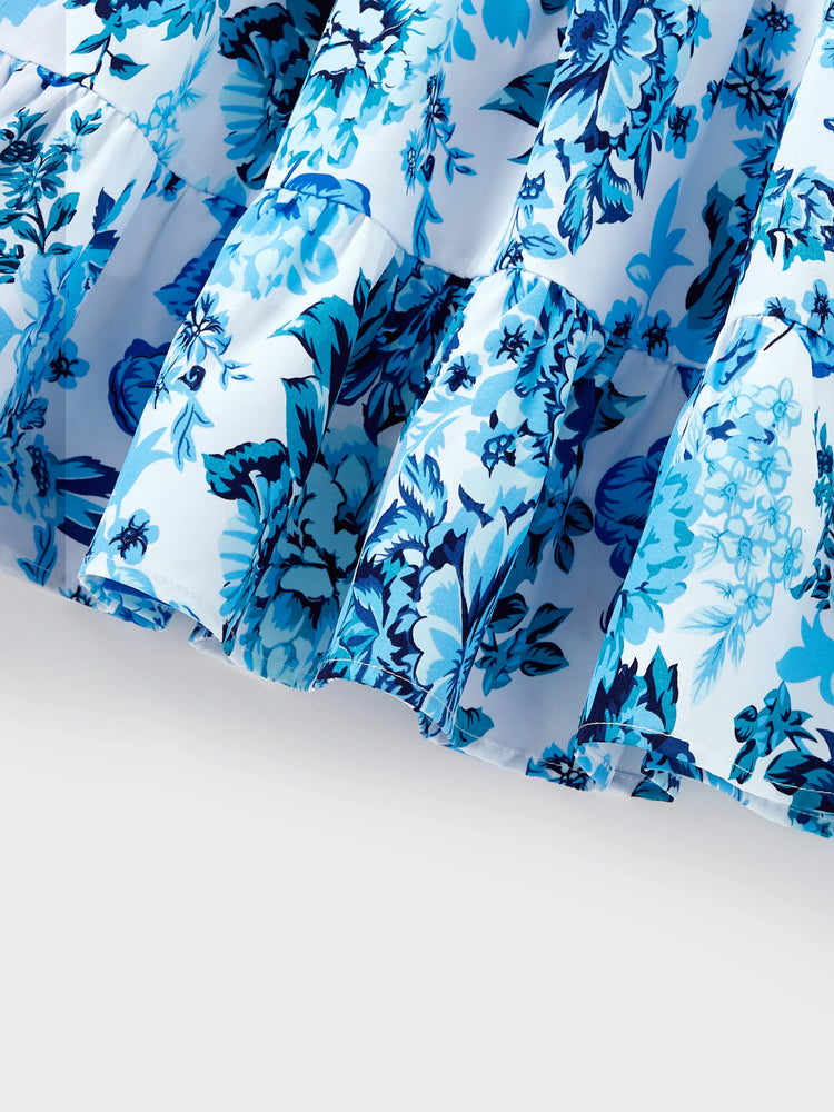 Passende Outfits für die Familie Weißes Oberteil mit Leibchen und blauer Rock mit Blumenprint oder kurzärmeliges T-Shirt mit Colorblock blau