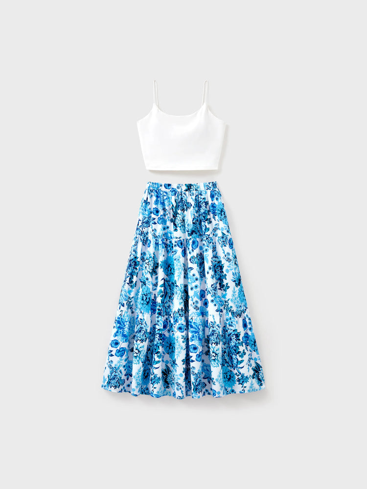Passende Outfits für die Familie Weißes Oberteil mit Leibchen und blauer Rock mit Blumenprint oder kurzärmeliges T-Shirt mit Colorblock blau